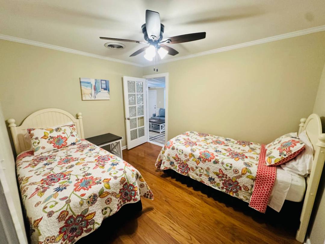Bedroom 3 with two twin beds